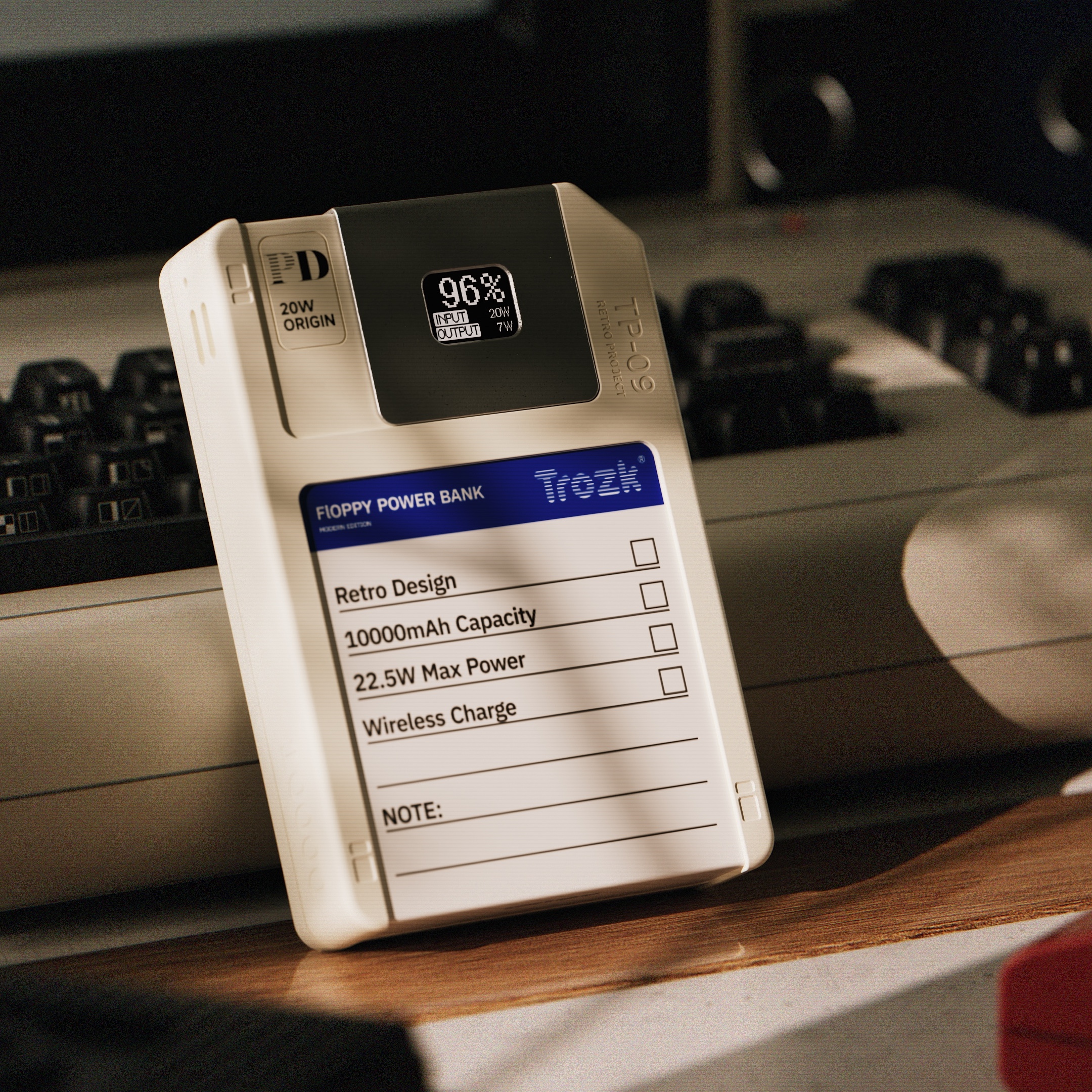 【懐かしのデザイン】あの頃の記憶を再現したフロッピーディスク型｜Trozk「TP09U」10,000mAh＆64GBストレージ搭載の2in1モバイルバッテリー