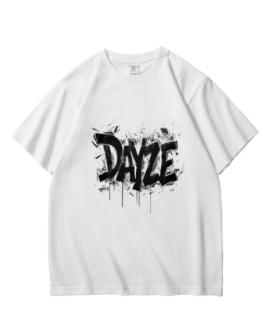 Dayzeという文字がプリントされた白いTシャツ。