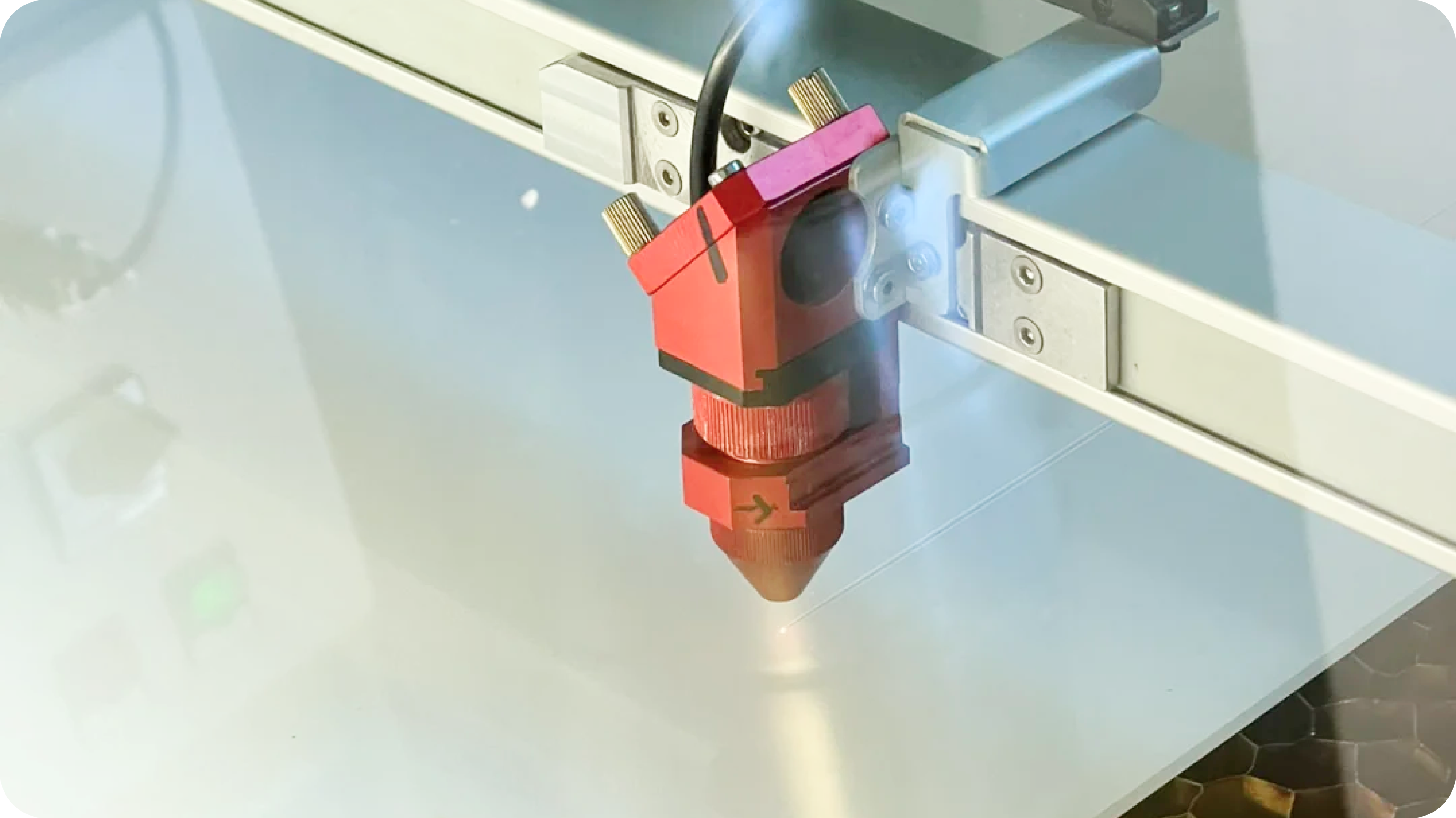 工場での高精度加工