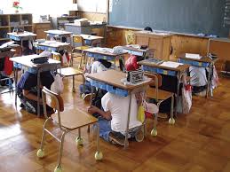 学校・塾・習い事先で地震が起きたときの子どもの対応法